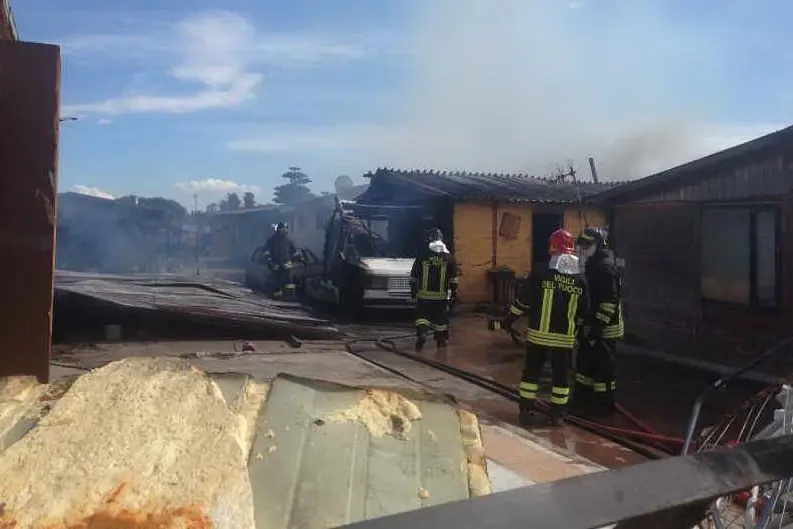 L'incendio all'interno del campo rom