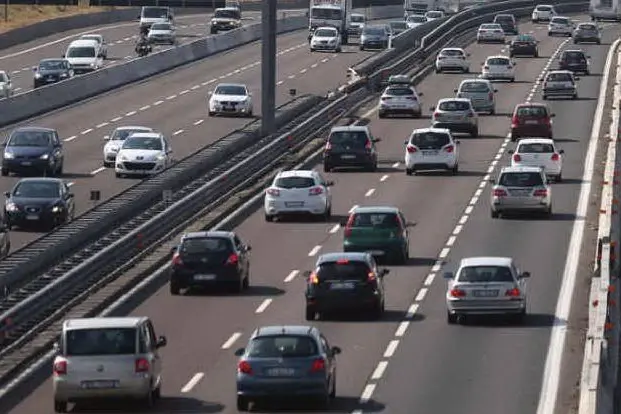 Code in autostrada (Ansa)