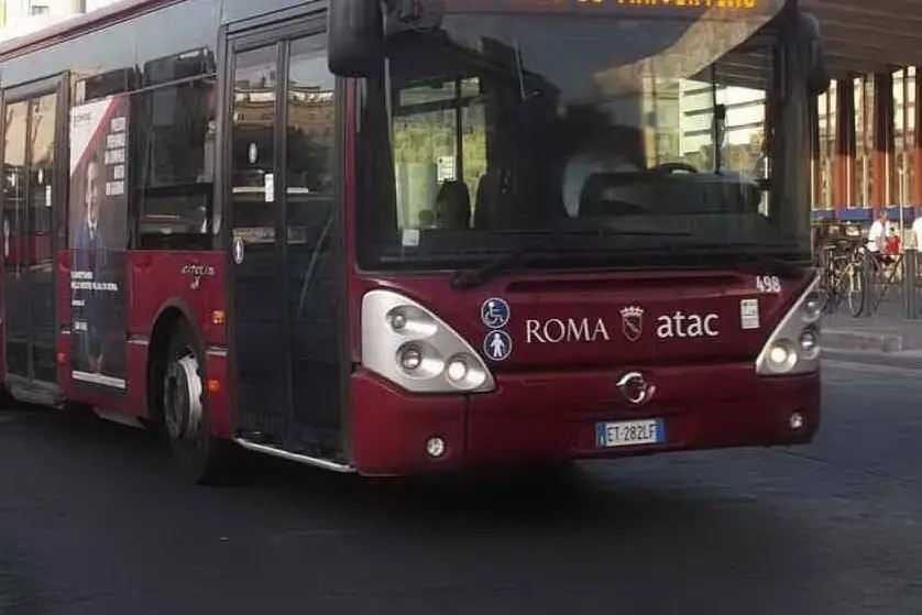 Un autobus Atac (Archivio L'Unione Sarda)