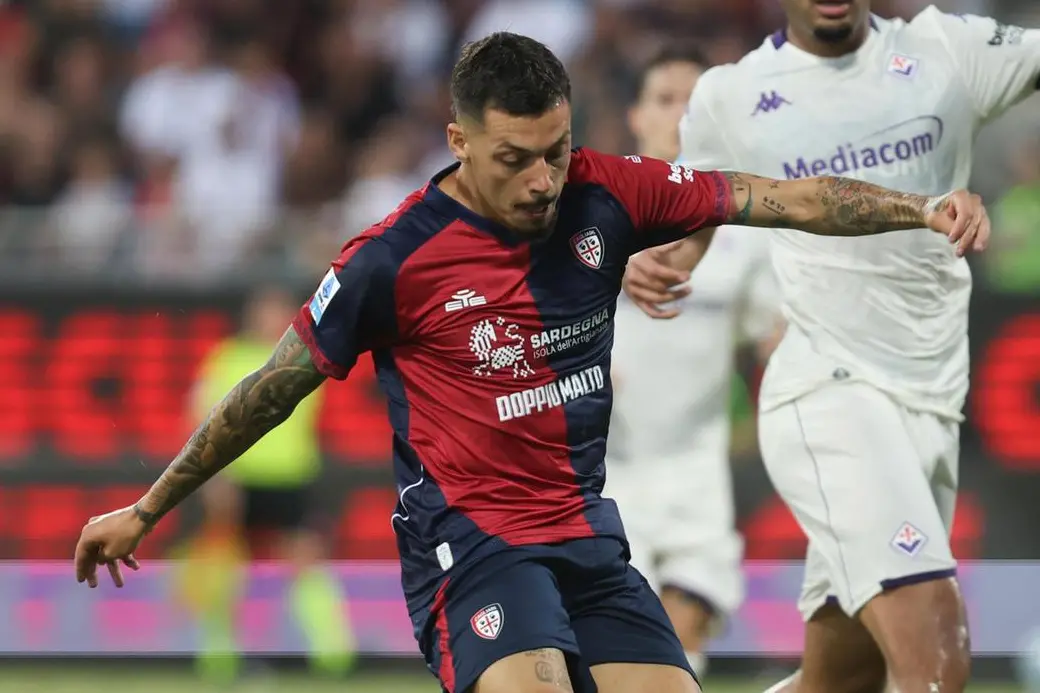 Gianluca Gaetano al tiro in Cagliari-Fiorentina (foto Ansa)