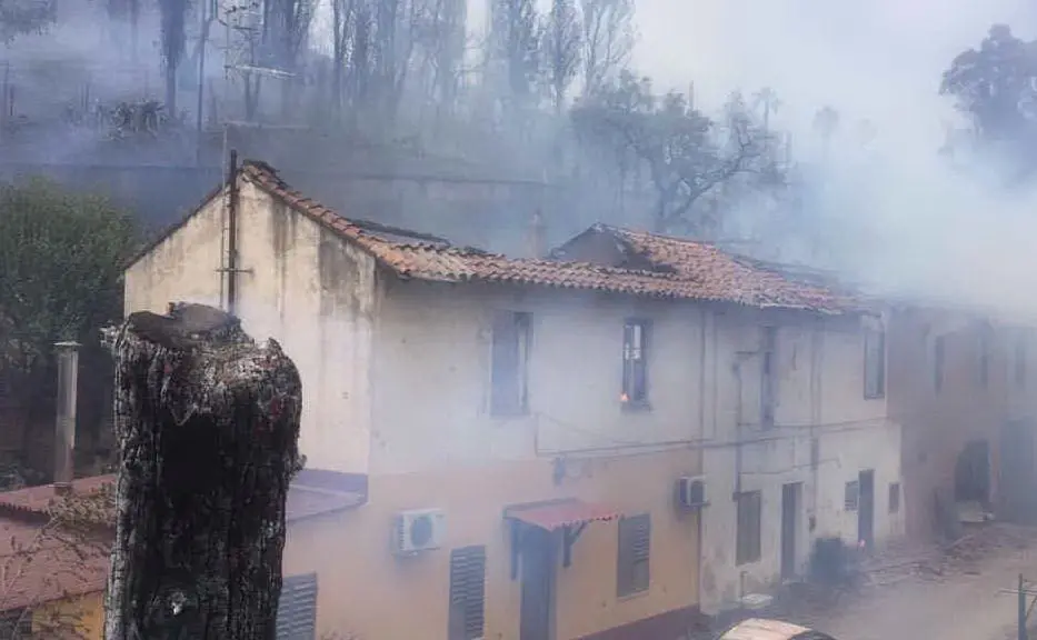 Il fuoco ha raggiunto le case (foto Simbula)