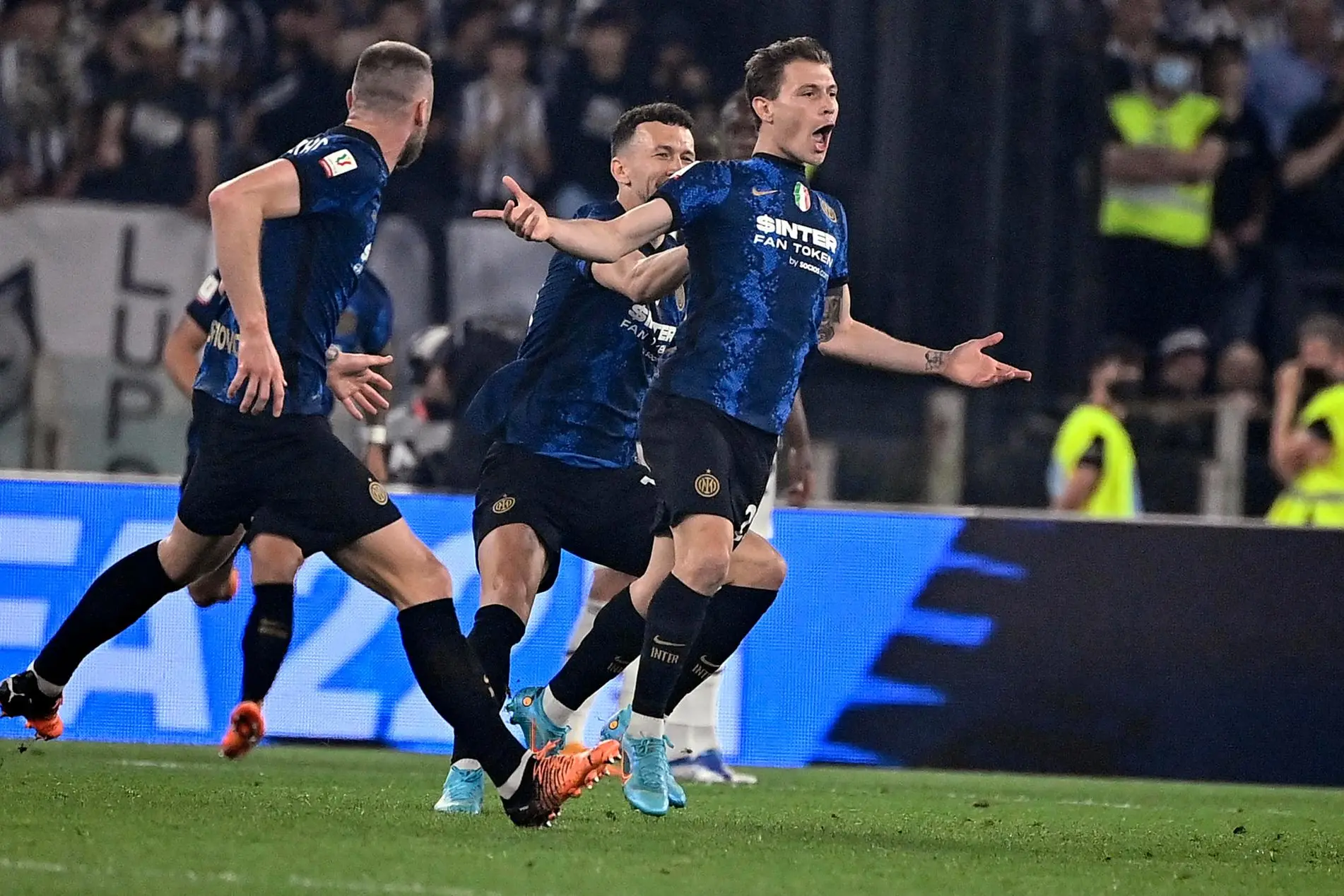 InterÕs NicoloÕ Barella (R) celebrates his goal with teammates during the Coppa Italia Final soccer match between FC Inter and Juventus FC at the Olimpico stadium in Rome, Italy, 11 May 2022. ANSA/RICCARDO ANTIMIANI
