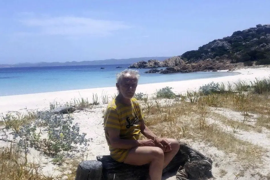 Mauro Morandi, l'eremita che vive solo da 29 anni sull'isola di Budelli