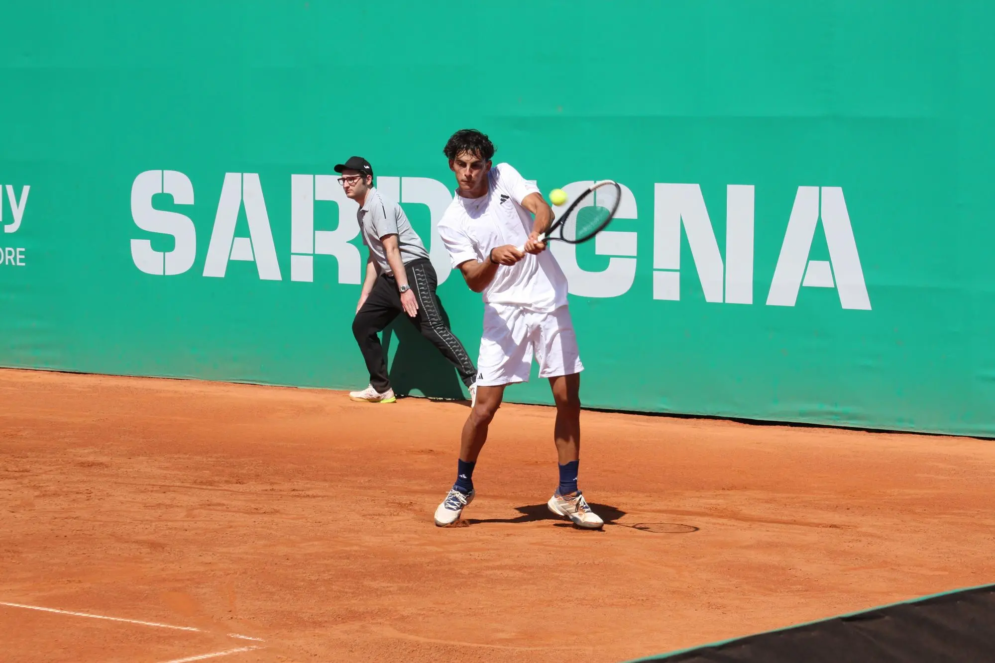 Lorenzo Carboni sul campo Centrale del Tc Cagliari (foto Antonio Burruni)