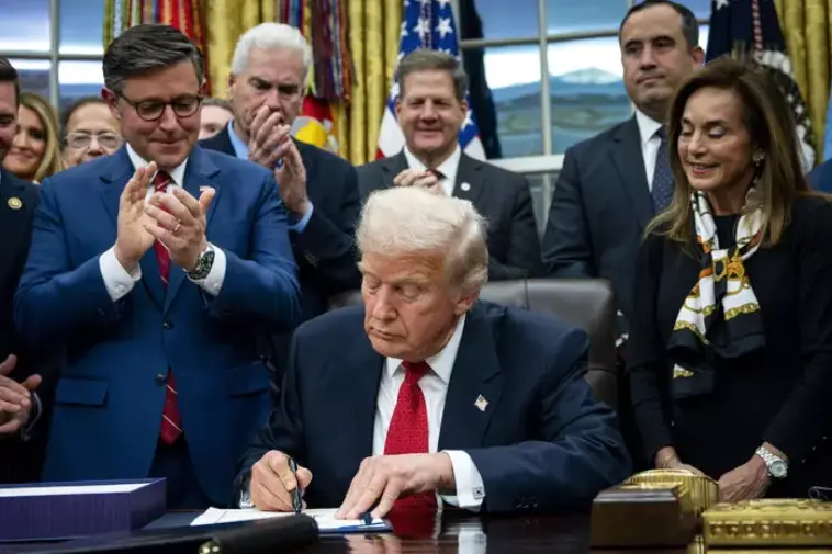 La firma di Trump (Foto Ansa)