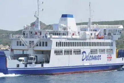 Un traghetto Delcomar