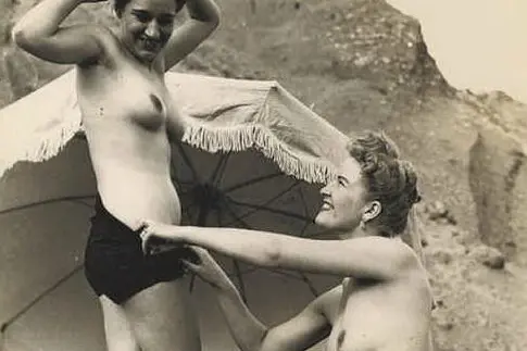 La fotografia erotica dalla fine dell'800 agli anni '60 del secolo scorso in mostra a Milano.  Una cartolina osé americana degli anni '40