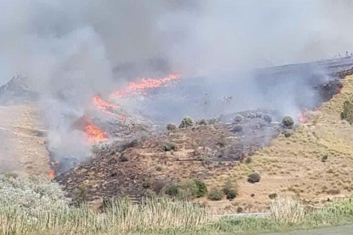 Le fiamme a Furtei (Foto Corpo forestale)