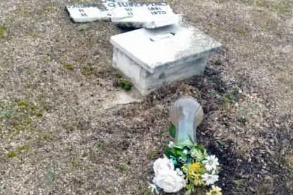 Le tombe distrutte al cimitero (L'Unione Sarda - foto Pintori)