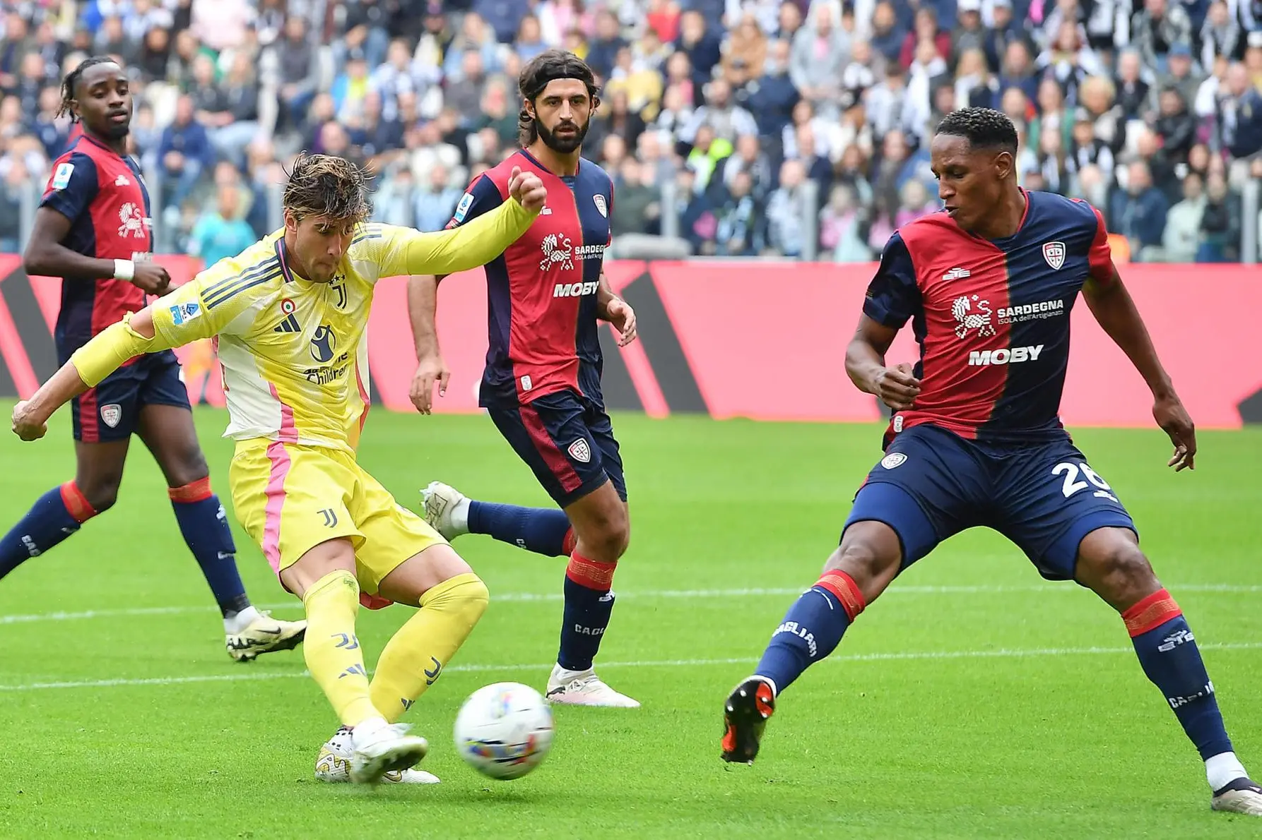 Yerry Mina contro Dusan Vlahovic in Juventus-Cagliari (foto Ansa)