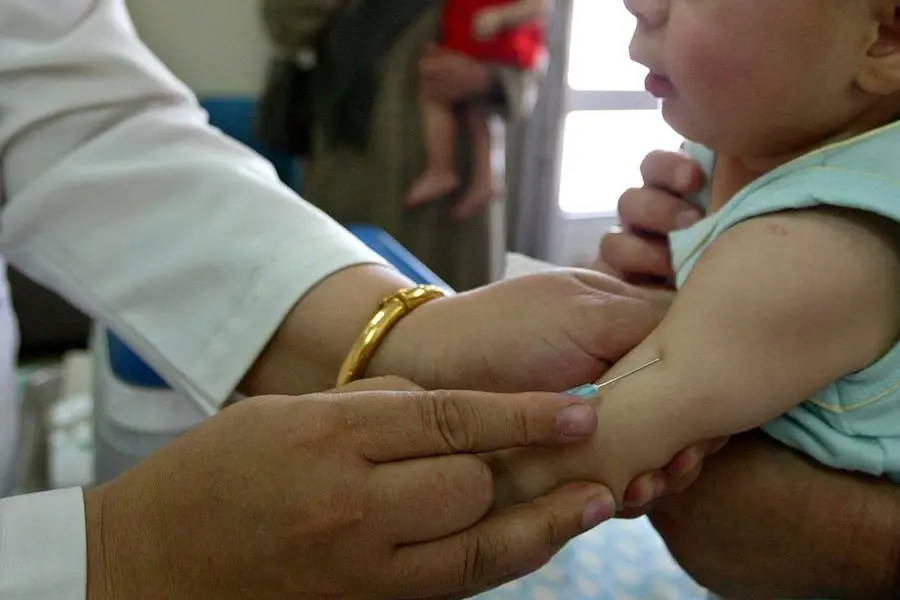 Un bambino viene vaccinato (foto Ansa)