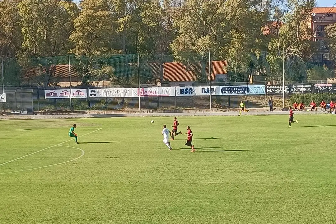 Gianluca Contini in azione con la maglia dell'Olbia (foto Giagnoni)