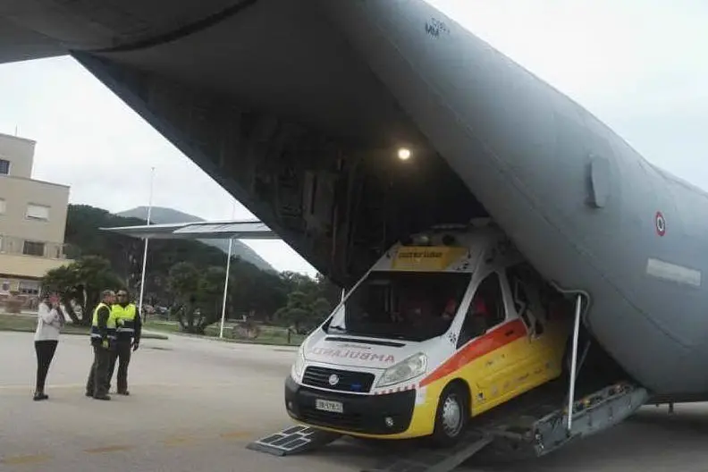 L'ambulanza trasportata sul velivolo dell'Aeronautica militare