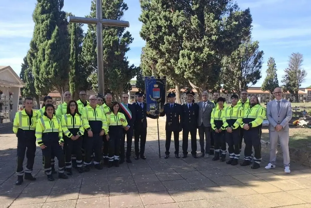 I volontari alla commemorazione dei derfunti.(foto Scano)