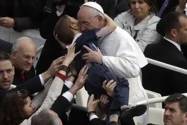 Il Papa abbraccia un bambino
