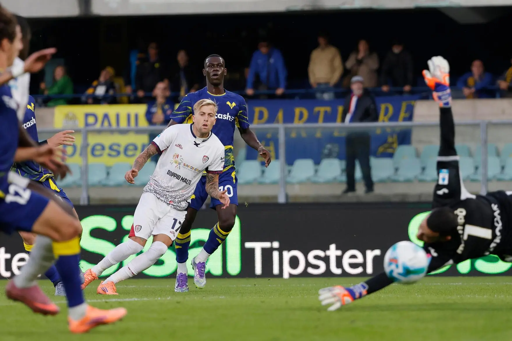 Cagliari's Mattia Felici scores the goal 2-2 during the Italian Serie A soccer match Hellas Verona vs Cagliari Calcio at Stadio Marcantonio Bentegodi in Verona, Italia, 26 October 2025. ANSA/EMANUELE PENNACCHIO