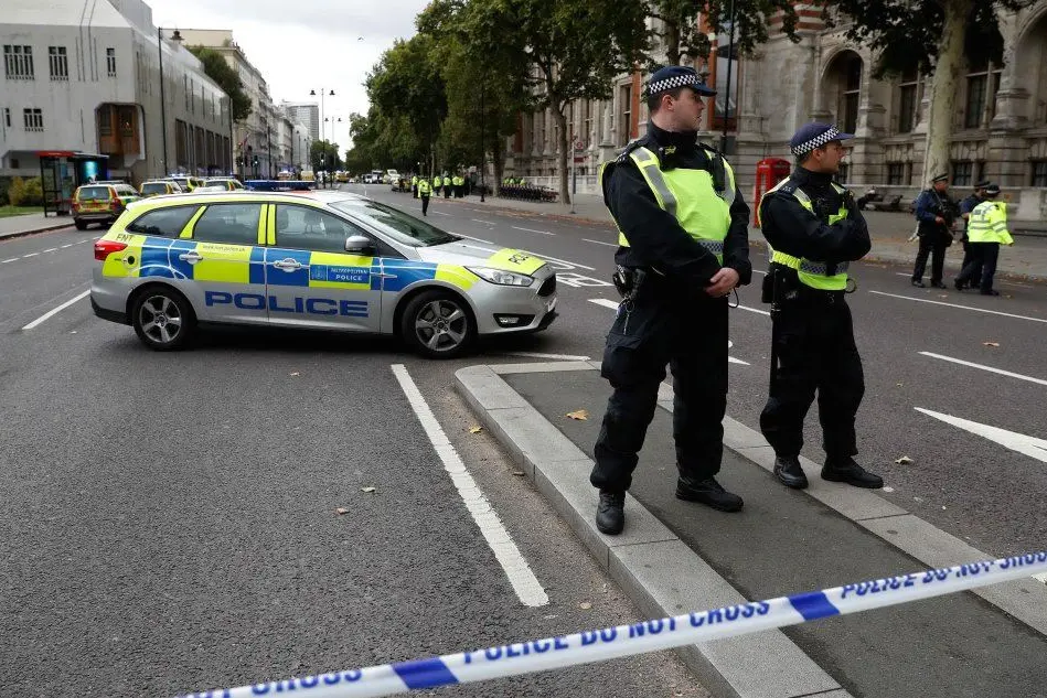 La polizia britannica (foto L'Unione Sarda)