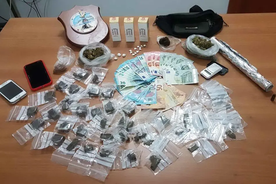 I soldi e la droga sequestrati (Foto Carabinieri)