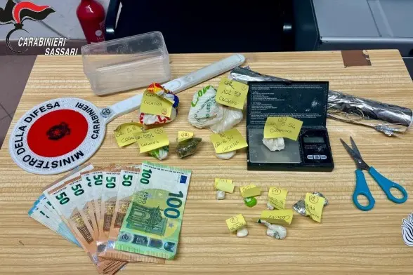 La droga e i soldi recuperati a Olbia (foto Carabinieri Sassari)