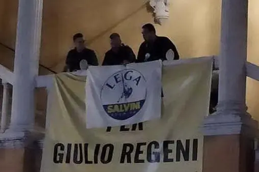 Lo striscione di Amnesty per Giulio Regeni coperto da quello della Lega
