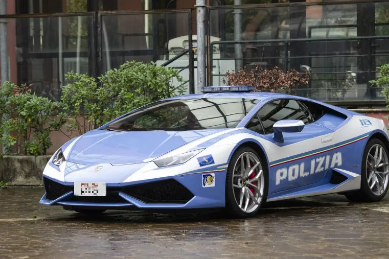 Una Lamborghini con la livrea della Polizia (Foto Questure sul Web - Giannetti)