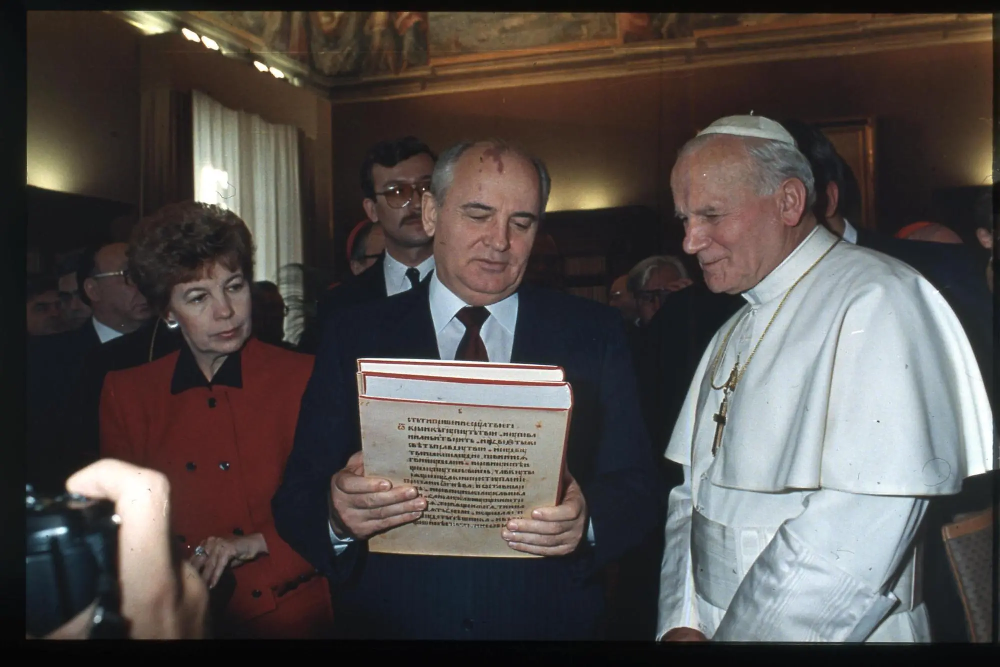 Mikhail Gorbaciov e la moglie Raissa in visita da Papa Giovanni Paolo II in Vaticano nel 1989 (Ansa)