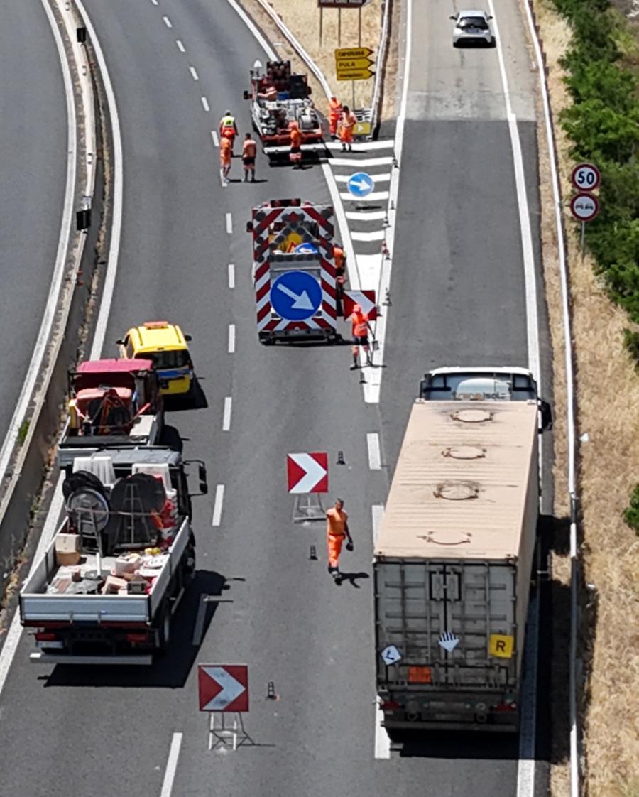 Chiuso un tratto della 195: nuovo percorso, caos t