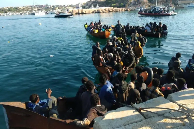 Sbarchi a Lampedusa (foto Ansa)