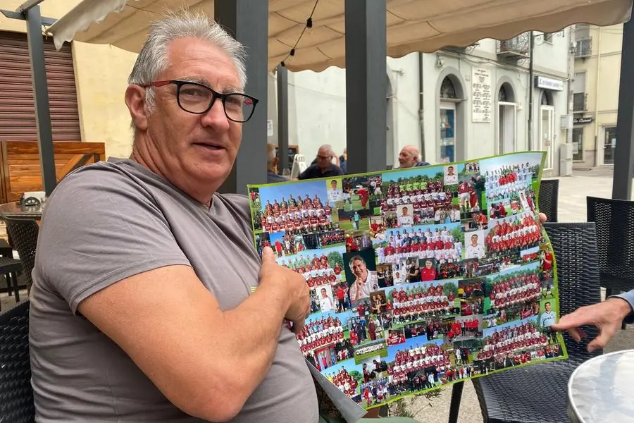 Roberto Boerci, 64 anni, massaggiatore del Milan dal 1984 al 2017 con un poster che racchiude la sua carriera in rossonero (L'Unione Sarda - Pillonca)