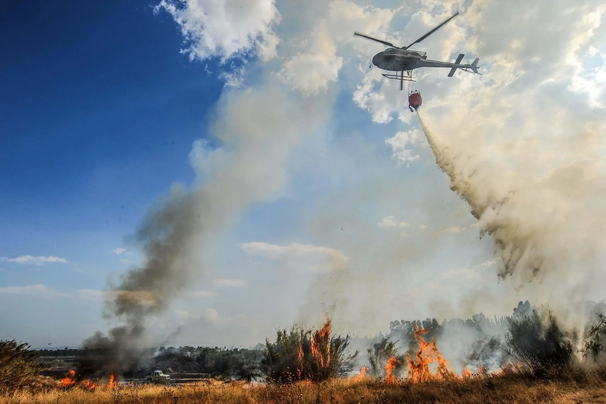 Un elicottero impegnato in un intervento contro gli incendi (Foto d'Archivio)