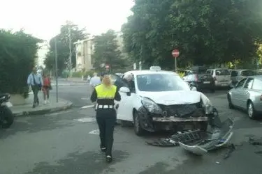 Il taxi e la Volvo coinvolte nell'incidente