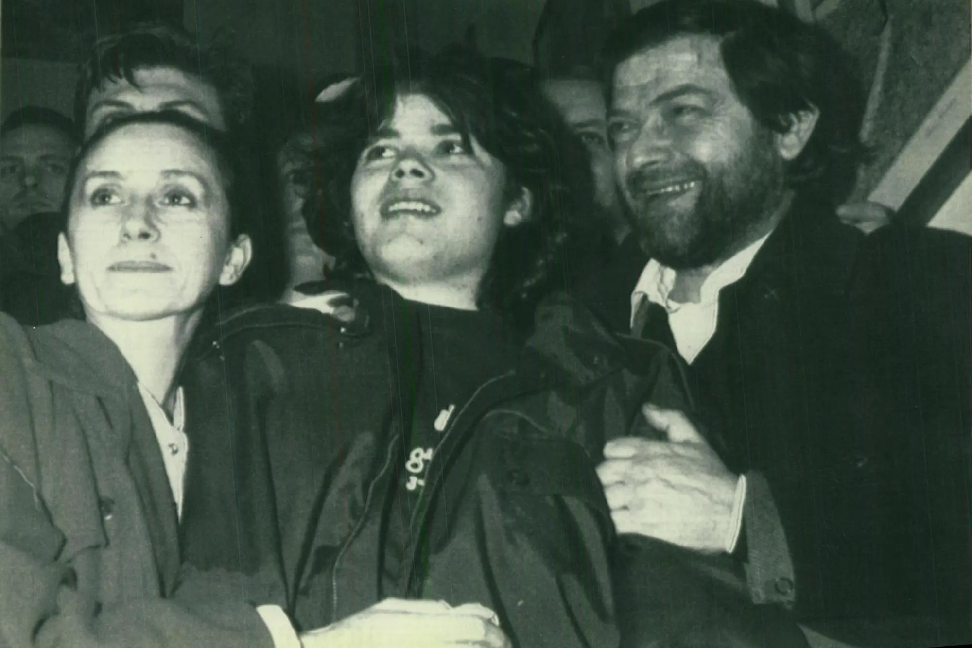 Cesare Casella con i genitori dopo la liberazione (Ansa)