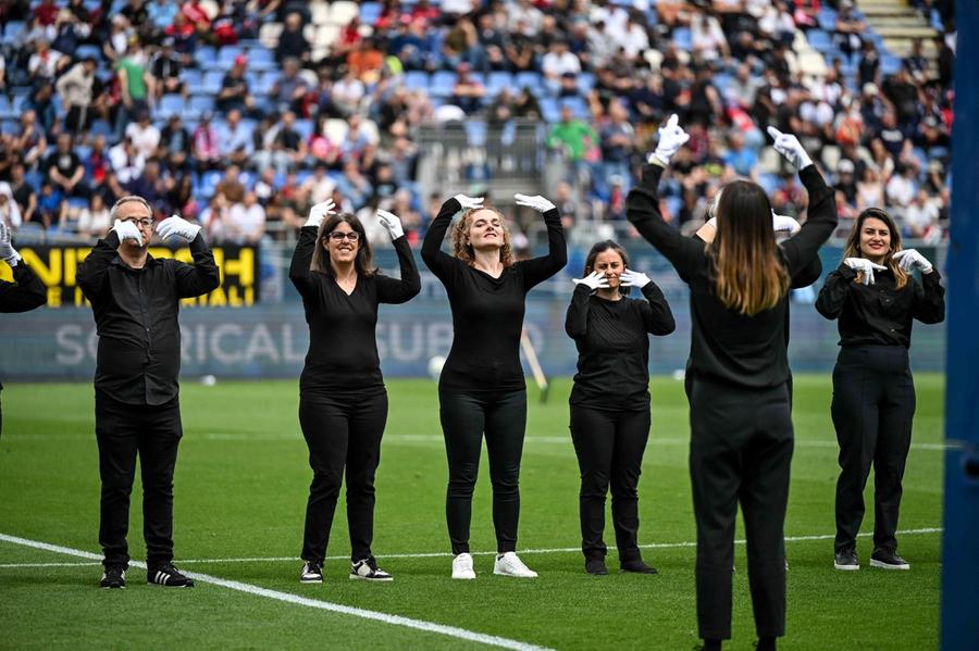 “Tifo Cagliari e boh” anche in Lis: emozione all’Unipol Domus prima del match contro l’Udinese