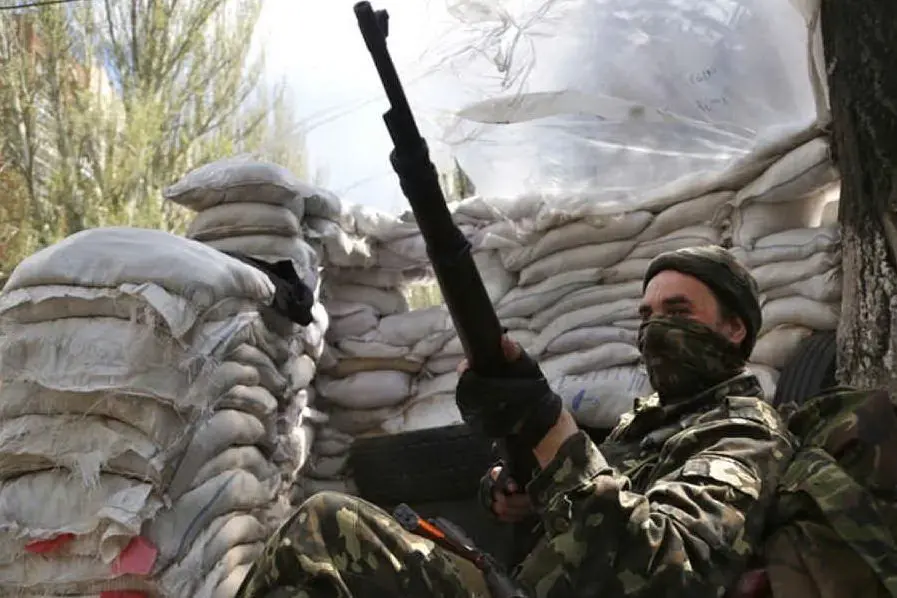Un miliziano filo-russo appostato in Ucraina orientale