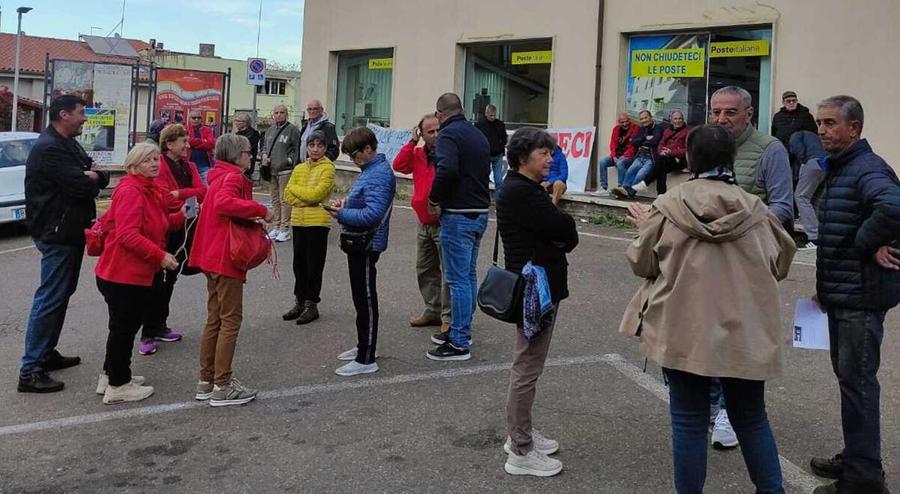 Poste chiuse, protesta in piazza