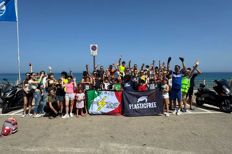 I volontari Plastic free a Castelsardo (foto concessa)