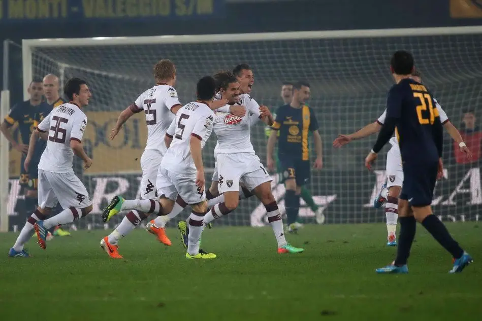I giocatori del Torino festeggiano dopo un gol