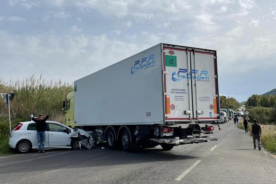 Incidente tra Portoscuso e Villamassargia: auto finisce contro un camion