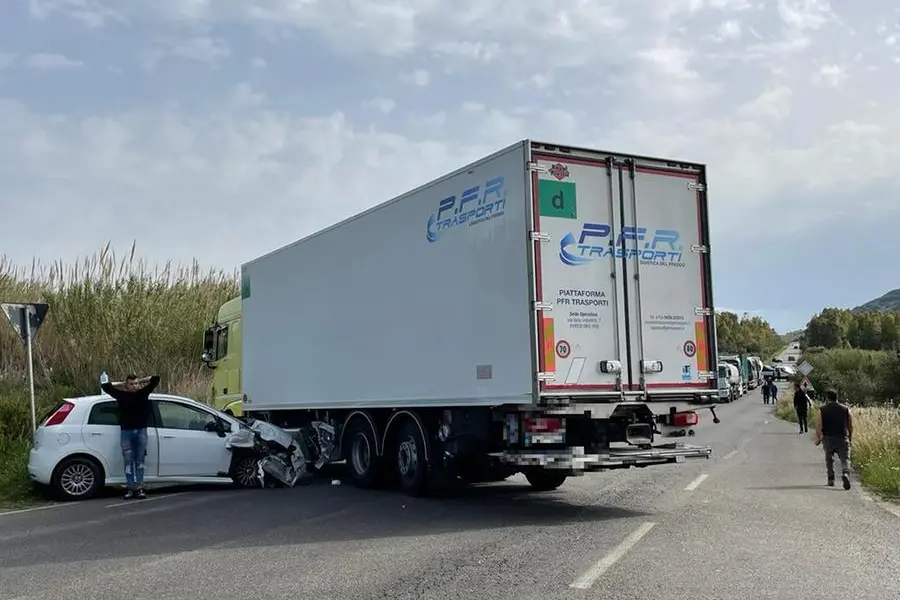 I mezzi coinvolti nell'incidente (Foto Fabio Murru)