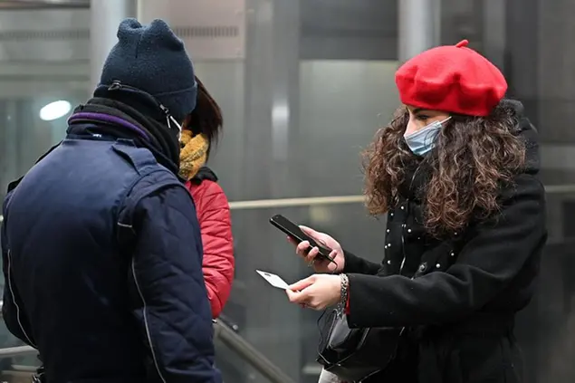 Un controllo del Green pass (Ansa - Di Marco)
