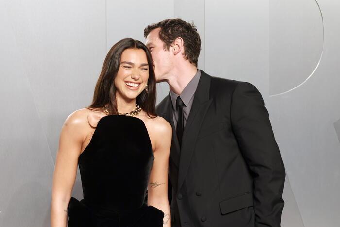 La festa di Dua Lipa e Callum Turner davanti al palazzo del Gattopardo