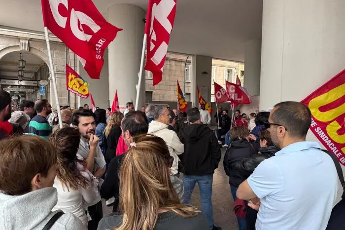 Cagliari, protesta contro la riforma della scuola davanti al consiglio regionale