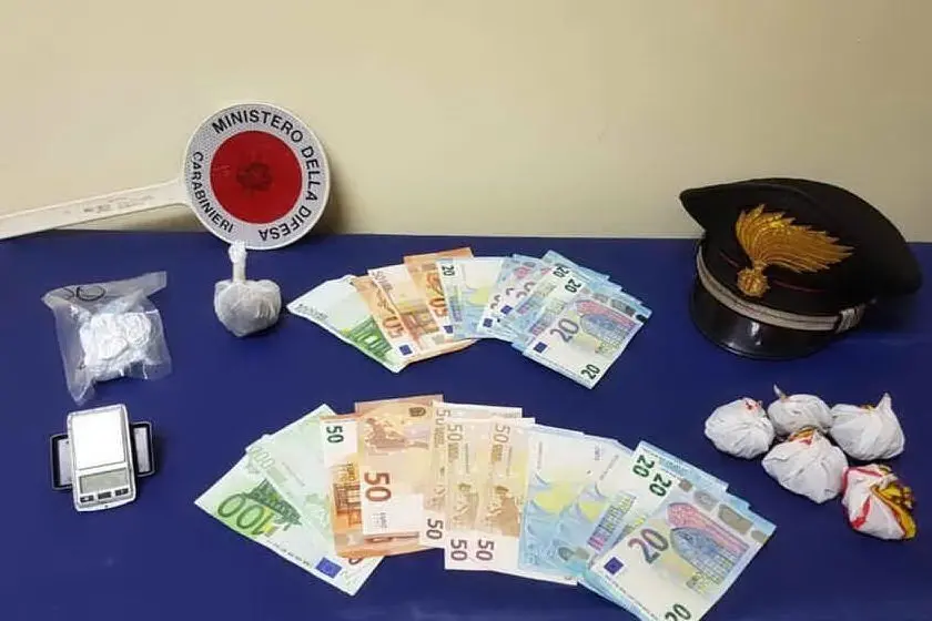 La droga e i soldi sequestrati (Foto Carabinieri)