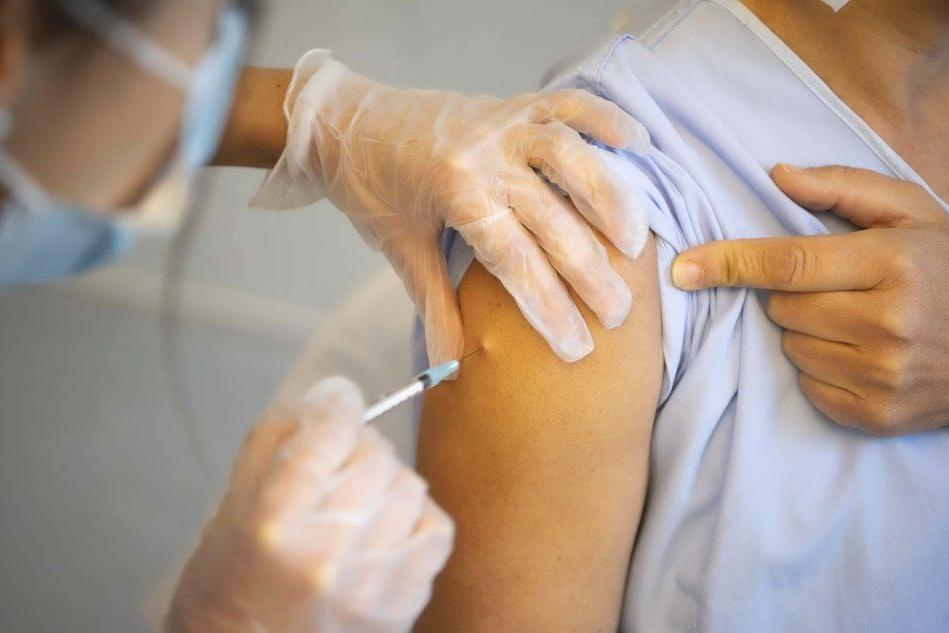 Dosi di vaccino Covid ai parenti: tolto l'incarico a medici e volontario
