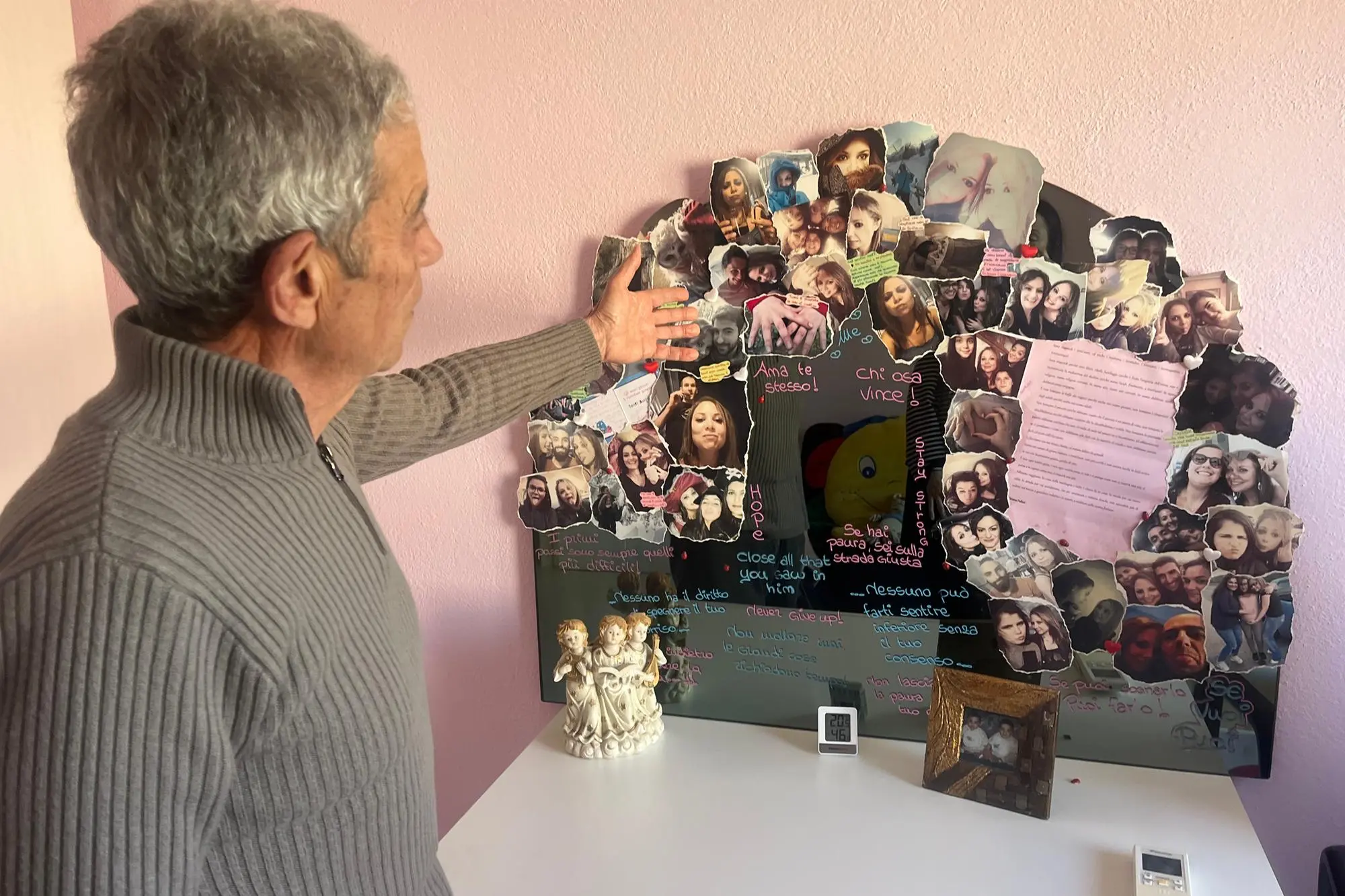 Mariano Porta mostra le foto della figlia Laura (foto Careddu)