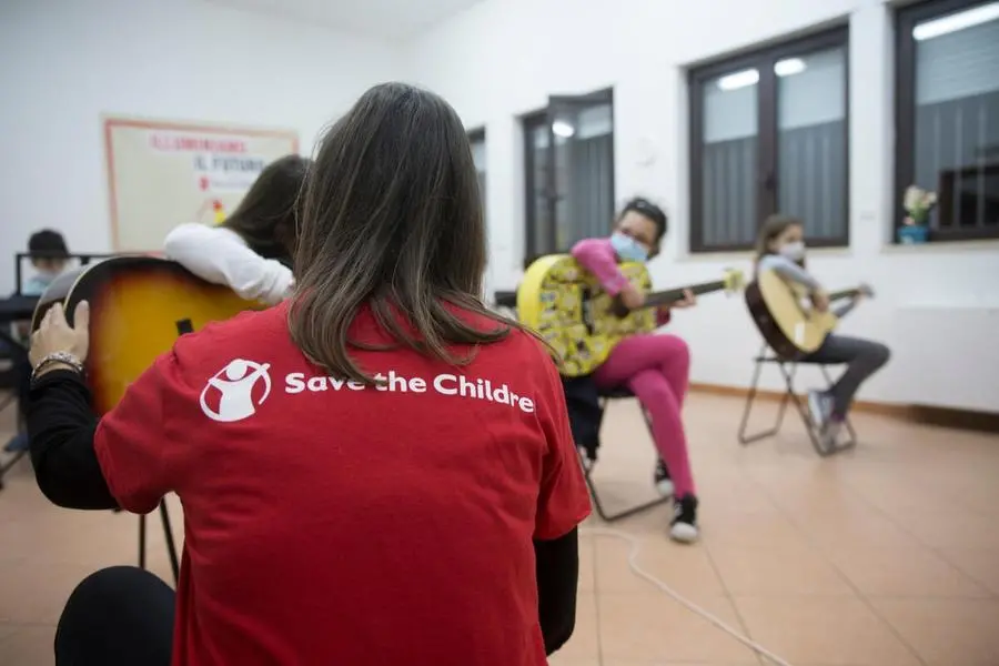 Un laboratorio di Save the Children in una scuola (foto Francesco Alesi)