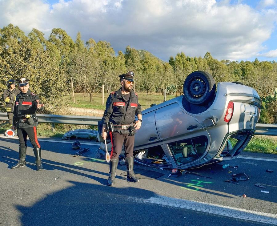 Auto si ribalta, tamponamento a catena per evitarla