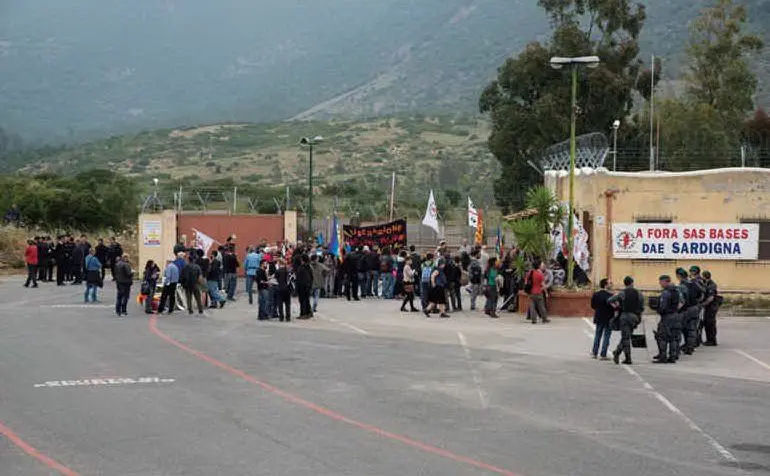 Una delle ultime manifestazioni antimilitariste nel piazzale dello stabilimento Rwm (foto Simone Farris)
