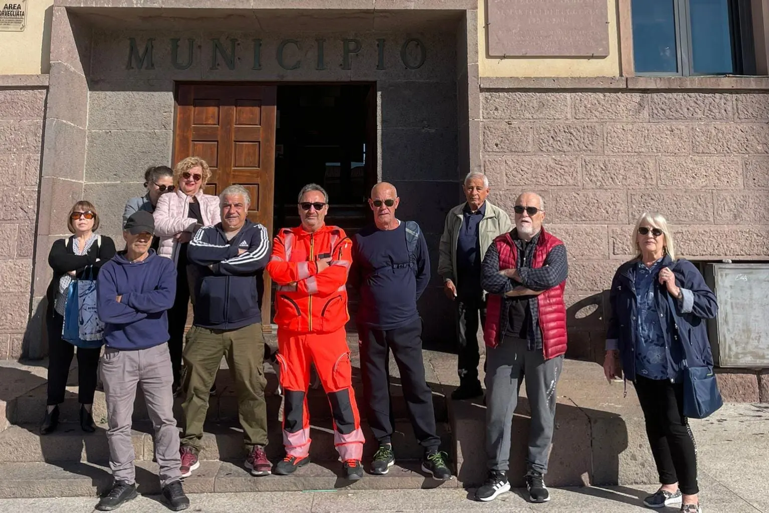 La protesta dei pazienti davanti al Municipio (foto Scano)