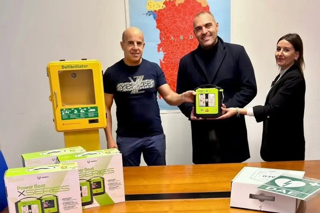 Consegna dei defibrillatori a Maurizio Cuccu presidente dell’Unione dei Comuni (foto concessa)